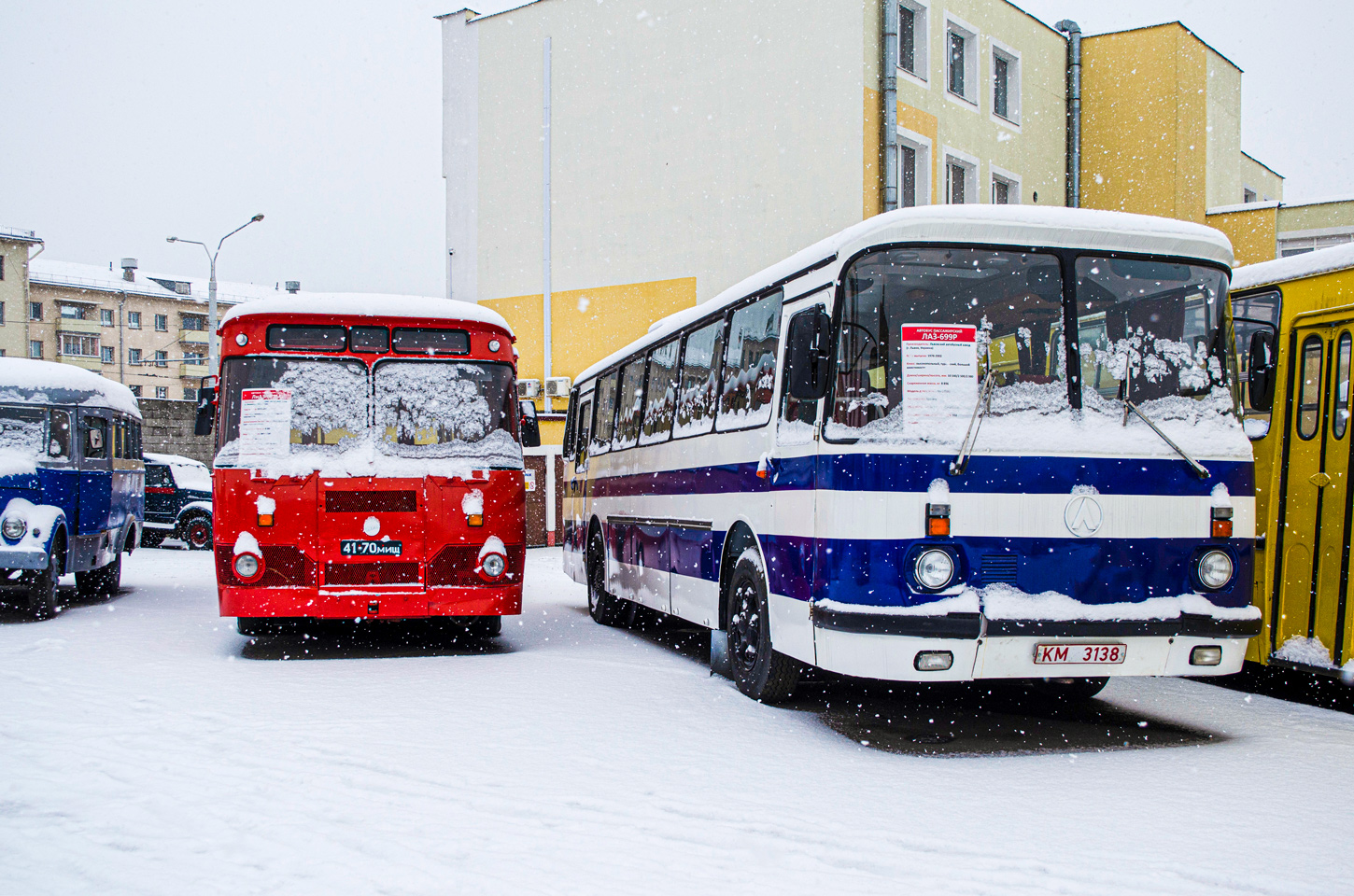 Minsk, LiAZ-677M # 059638; Minsk, LAZ-699R # 061824