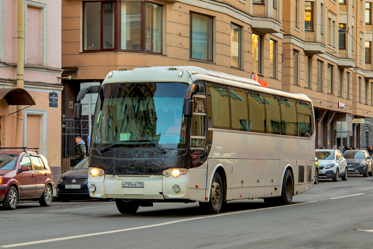 Saint Petersburg, Heke HK6120 # Н 795 НВ 198