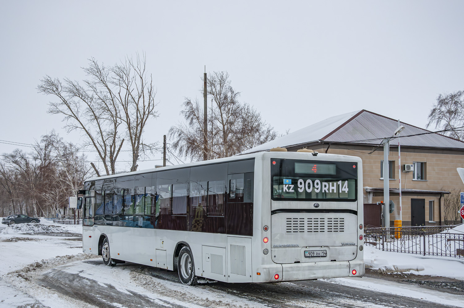 Аксу, Yutong ZK6126HGA № 909 RH 14