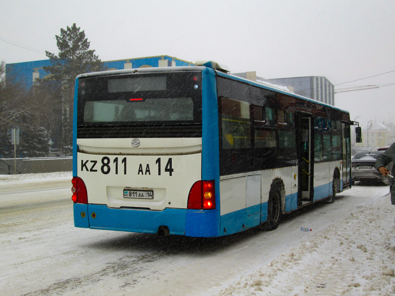 Pavlodar, Huanghai DD6129S15 # 811 AA 14